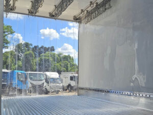 Caminhão com baú carga refrigerada
